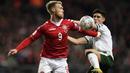 Striker Denmark, Nicolai Joergensen, berebut bola dengan gelandang Irlandia, Callum O'Dowda, pada laga Kualifikasi Piala Dunia 2018 di Stadion Telia Parken, Kobenhavn, Minggu (12/11/2017). Kedua negara bermain imbang 0-0. (AFP/Lars Moeller)