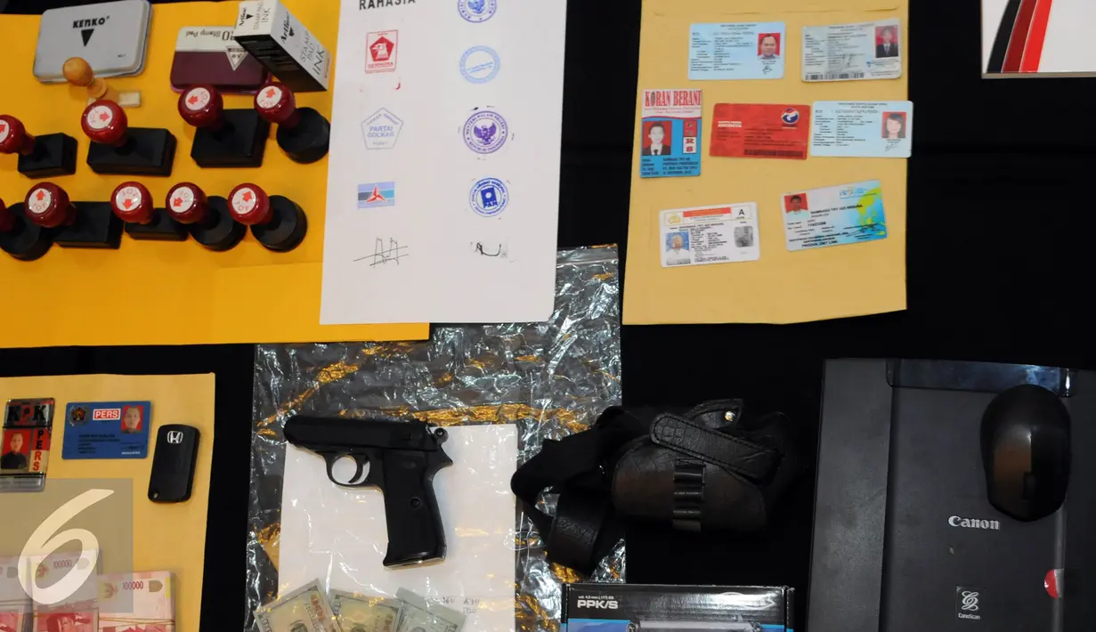 Sejumlah barang bukti yang diamankan petugas dari Harry Ray Sanjaya, KPK, Jakarta, Jumat (22/7). Harry ditangkap karena mengaku sebagai anggota KPK dan telah menipu seorang anggota DPRD Medan. (Liputan6.com/Helmi Afandi)