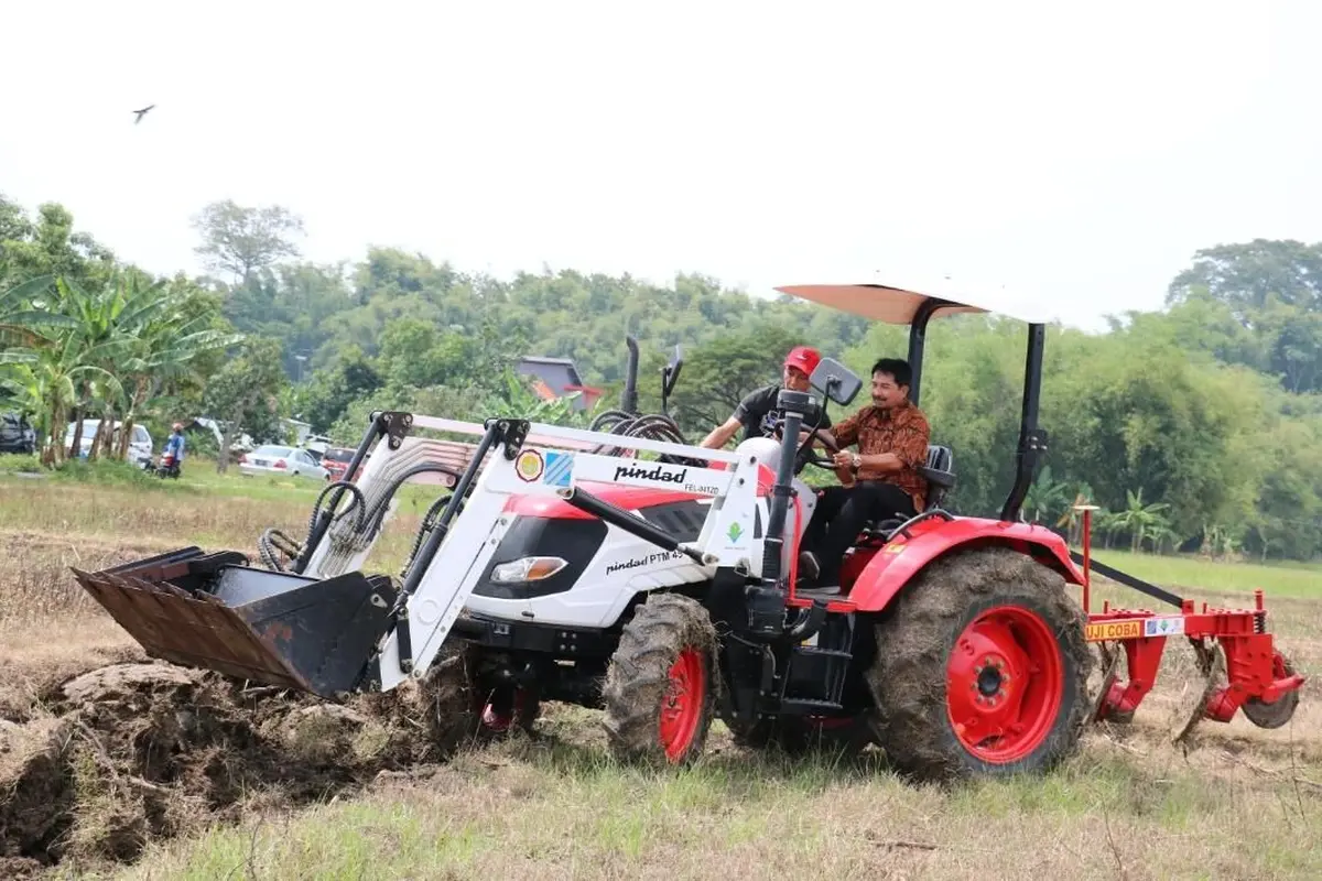 Sejumlah alat dan mesin pertanian (alsintan) jenis hand traktor dan traktor roda 4 telah berdatangan di Pulang Pisau. (Dok Kementan)
