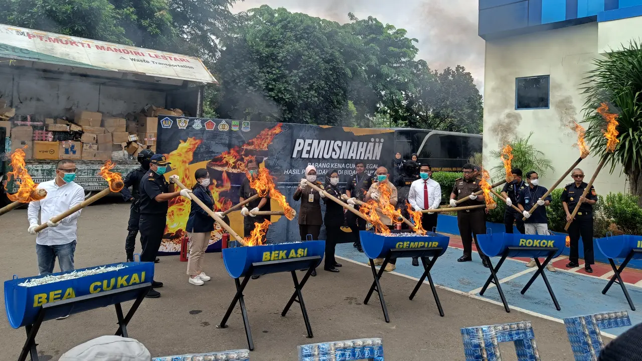 Direktorat Jenderal Bea Cukai (DJBC) Bekasi, Jawa Barat,memusnahkan rokok dan miras ilegal.