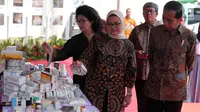 Presiden RI Joko Widodo didampingi Kepala BPOM, Penny K Lukito, Menkes, Nila F. Moeloek melihat obat pada acara Pencanangan Aksi Nasional Pemberantasan Obat Ilegal dan Penyalahgunaan Obat di Cibubur, Jakarta, Selasa (3/10). (Liputan6.com/Faizal Fanani)