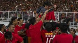 Pelatih Persija Jakarta, Stefano Cugurra Teco, digendong setelah meraih gelar juara Piala Presiden di SUGBK, Jakarta, Sabtu (17/2/2018). Persija menang 3-0 atas Bali United. (Bola.com/Vitalis Yogi Trisna)