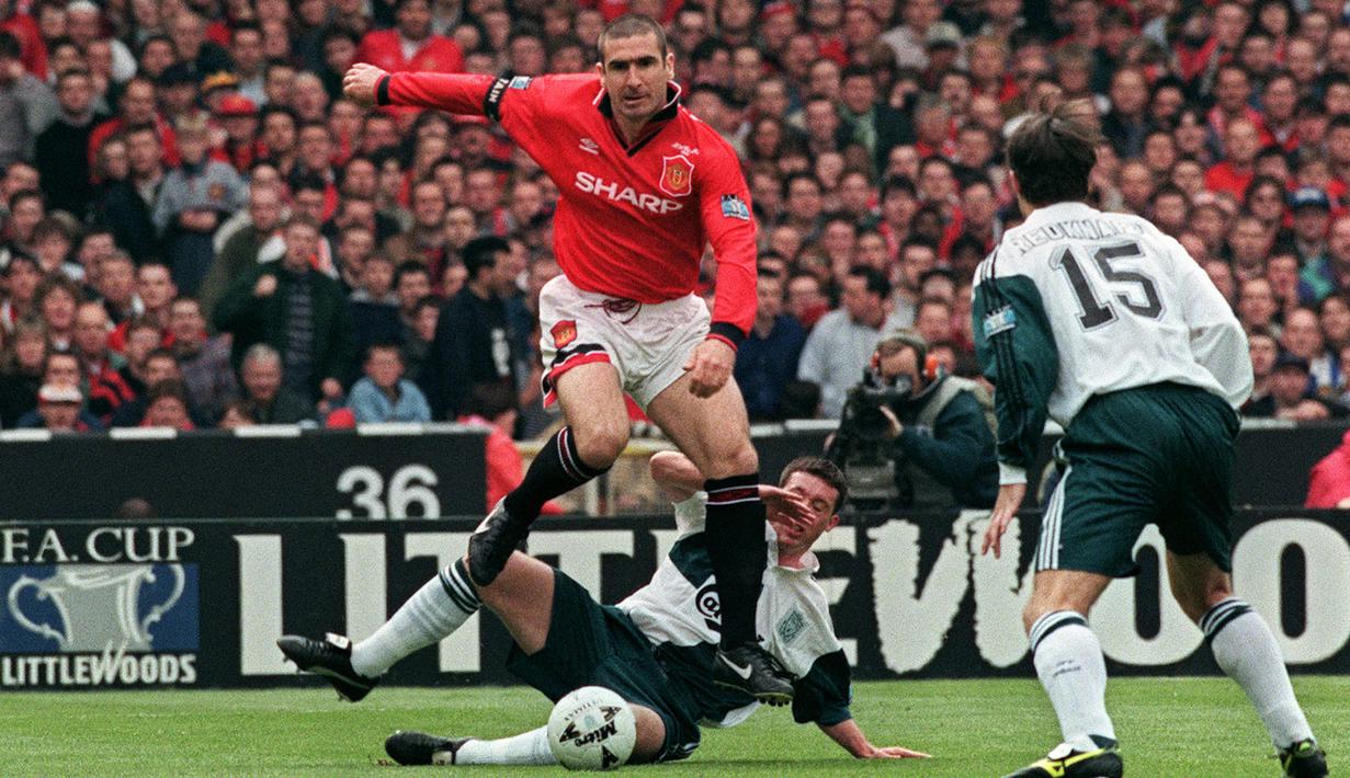 Selama kariernya bersama Setan Merah, The King Eric Cantona sembilan kali tampil dalam laga kontra City. Dari sembilan laga tersebut, ia membawa United menang enam kali dan imbang sekali. Sisanya, dalam dua pertandingan, ia harus menelan kekalahan. (AFP/Gerry Penny)