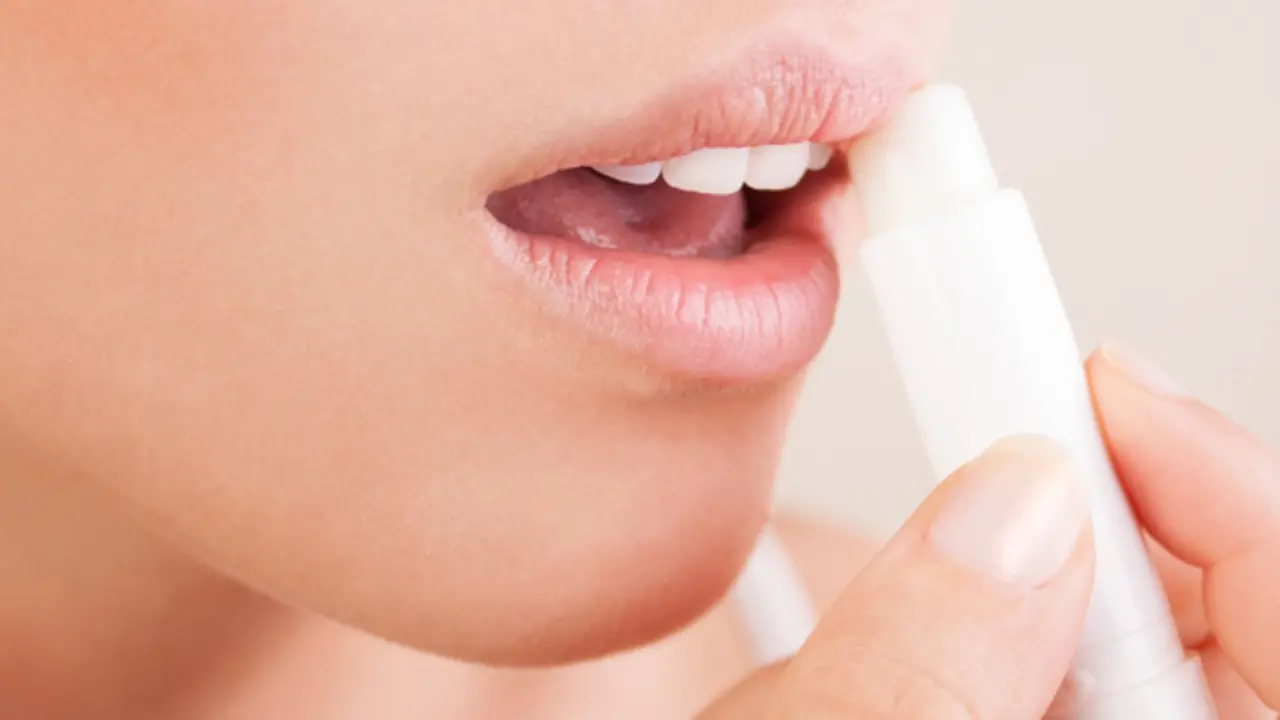 3 Cara Melindungi Bibir Tetap Indah di Musim Hujan