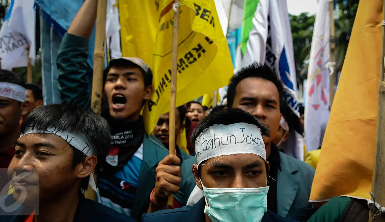 Badan Eksekutif Mahasiswa Seluruh Indonesia (BEM SI) melakukan aksi demonstrasi di Istana Negara, Jakarta, (20/10). Aksi yang dilakukan mahasiswa merupakan peringatan tepat dua tahun pemerintahan Joko Widodo-Jusuf Kalla. (Liputan6.com/Faizal Fanani)