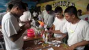 Mantan anggota dua geng sadis, MS-13 dan Barrio 18 membuat kerajinan tangan dari kertas di Penjara San Francisco Gotera, El Salvador, 16 Juli 2018. (Oscar Rivera/AFP)