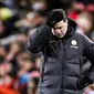 Pelatih Chelsea, Mauricio Pochettino, memegang kepalanya setelah anak asuhnya ditaklukkan Middlesbrough dalam laga leg pertama semifinal Carabao Cup 2023/2024 yang digelar di Riverside Stadium, Rabu (10/1/2024). (AFP/Oli Scarff)