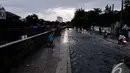 Anak Kali Ciliwung meluap sebabkan banjir di kawasan Cempaka Putih Tengah, Jakarta Pusat, Jumat (5/12/2014). (Liputan6.com/Johan Tallo)