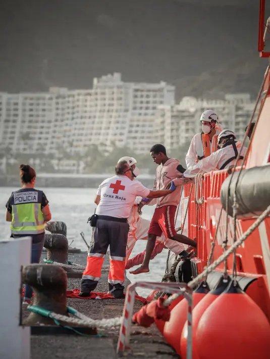 Sedikitnya 300 orang yang melakukan perjalanan dengan tiga kapal migran dari Senegal ke Kepulauan Canary Spanyol telah hilang, kata kelompok bantuan migran Walking Borders. (AFP/Desiree Martin)