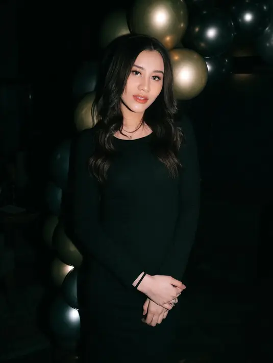 Warna netralnya juga memberikan kesan minimalis yang tetap chic, cocok untuk acara kasual hingga semi-formal. [@aaliyah.massaid].