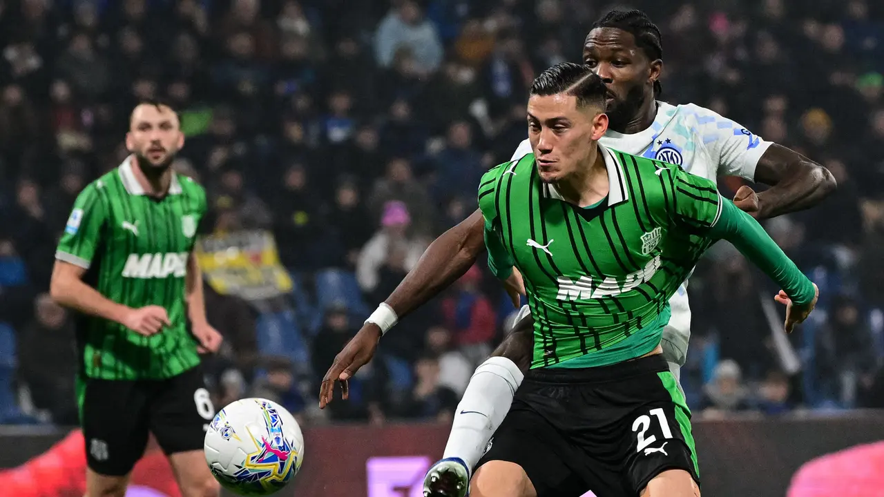 Foto: Aksi Jay Idzes saat Timnya Dihajar Inter Milan 0-5 di Liga Italia
