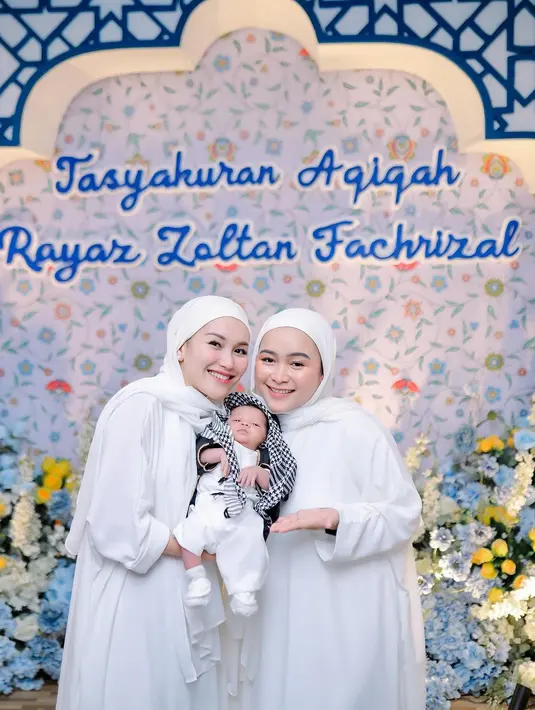 Ayu Ting Ting membagikan potretnya saat menghadiri tasyakuran aqiqah anak kedua sang adik, Syifa. [@ayutingting92]