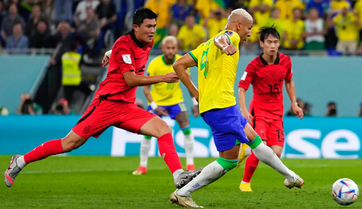 Pemain Brasil Richarlison mencetak gol ke gawang Korea Selatan pada pertandingan sepak bola babak 16 besar Piala Dunia 2022 di Stadium 974, Doha, Qatar, 5 Desember 2022. Brasil mengalahkan Korea Selatan dengan skor 4-1. (AP Photo/Manu Fernandez)