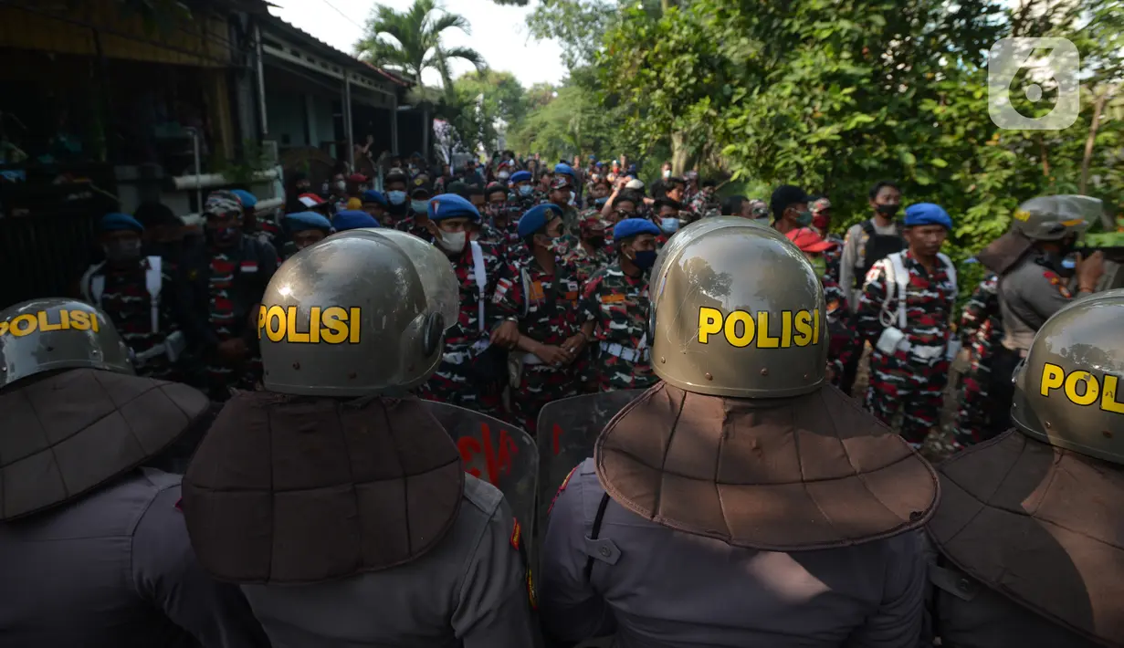 Petugas gabungan bersiap melakukan eksekusi lahan rumah warga Kelurahan Pulogebang RT 20 RW 06 (dahulu RT 08/RW 06) di Jakarta, Selasa (8/6/2021). Eksekusi lahan tersebut berakhir ricuh. (merdeka.com/Imam Buhori)