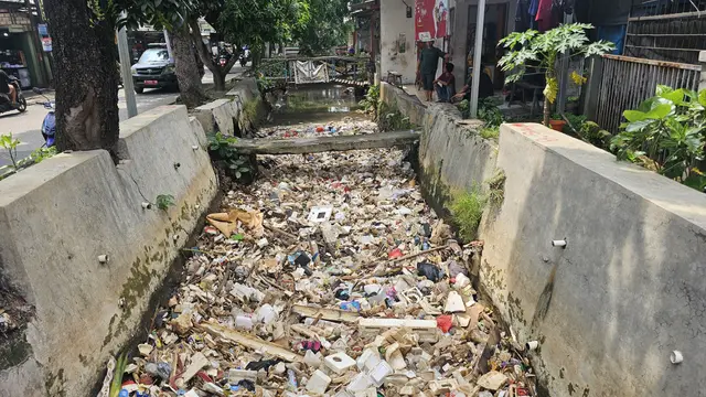 Tumpukan sampah styrofoam penuhi aliran Kali Grogol, Limo, Depok (Liputan6.com/Dicky Agung Prihanto)