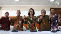 Ketua Pansel KPK Yenti Ganarsih (tengah) mengangkat tangan bersama anggota usai memberikan keterangan hasil profile assessment calon pimpinan KPK periode 2019-2023 dalam konferensi pers di Jakarta, Jumat (23/8/2019). Sebanyak 20 orang berhasil lulus dalam tes tersebut. (Liputan6.com/Angga Yuniar)