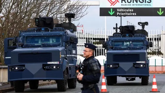 Polisi Prancis menahan sejumlah pengunjuk rasa masuk ke tempat penyimpanan di pasar Rungis selatan Paris. (Emmanuael Dunand/ AFP)