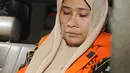 Mirawati Basri, orang kepercayaan I Nyoman Dhamantra memakai rompi tahanan usai menjalani pemeriksaan di Gedung KPK, Jakarta, Jumat (9/8/2019). Mirawati Basri ditahan 20 hari kedepan terkait suap izin impor bawang putih dari Kementerian Pertanian dan SPI dari Kemendag. (merdeka.com/Dwi Narwoko)