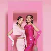 Artika Sari Devi, Putri Indonesia 2004 dan Whulandary, Putri Indonesia 2013 pun turut meramaikan cosplay menjadi Barbie. @dickyphotographie