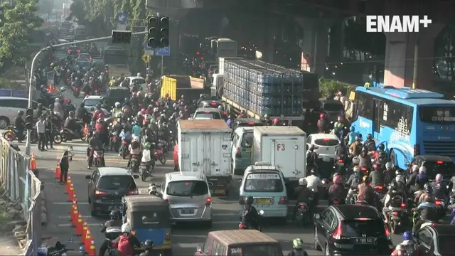 Kemacetan terjadi di perempatan Kebon Nanas Jakarta Timur, karena pembangunan tiang pancang tol Bekasi, Kampung Melayu, Selasa (14/3/2017)