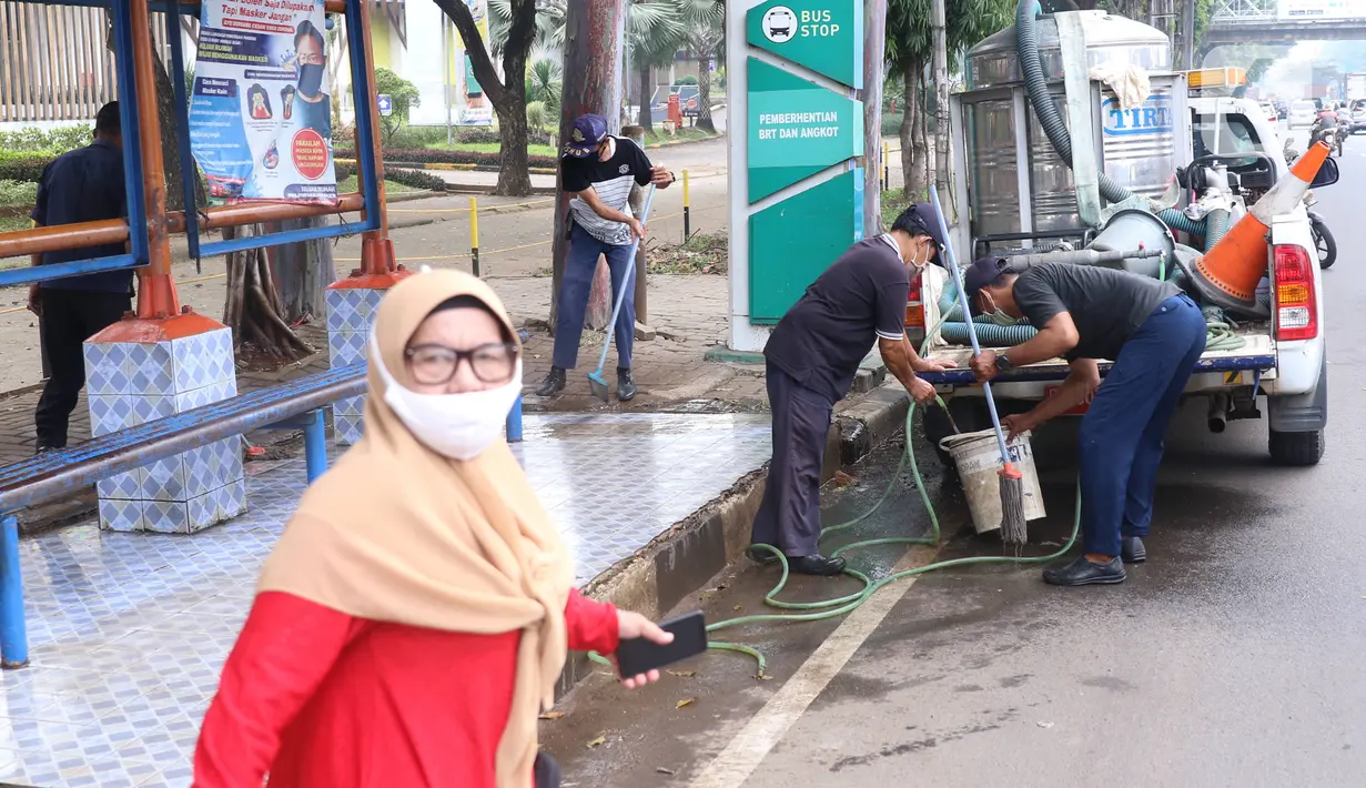 Petugas membersihkan fasilitas halte yang terletak di kawasan Tangerang, Senin (15/6/2020). Jelang penerapan tatanan kenormalan baru atau new normal, prasarana transportasi umum, seperti halte bus dipersiapkan agar bisa menjalankan protokol kesehatan dengan baik. (Liputan6.com/Angga Yuniar)