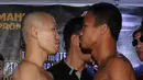 Petinju Indonesia, Daud Yordan (kanan) berhadapan dengan Yoshitaka Kato usai melakukan timbang badan di Jakarta, Kamis (4/2/2016). Daud akan melawan petinju Jepang, Yoshitaka Kato dalam laga kelas ringan WBO, Jumat (5/2). (Liputan6.com/Helmi Fithriansyah)