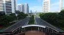 Di bawah langit biru yang cerah, ruas-ruas jalan di ibu kota lebih lengang dari biasanya. Tampak dalam foto, suasana salah satu ruas jalan di Jakarta, Kamis (19/3/2026) pagi. (Kapanlagi.com/Budy Santoso)