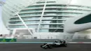 Pada latihan bebas pertama F1 GP Abu Dhabi, Nico Rosberg menduduki posisi kedua dengan selisih waktu 0,374 detik dari Lewis Hamilton. (AFP/Karim Sahib)