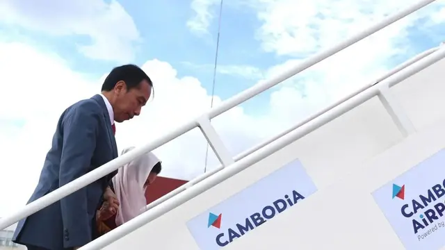 Ibu Negara Iriana Jokowi dan Presiden Jokowi di tangga pesawat. (Foto: Dok. Instagram terverifikasi @jokowi)