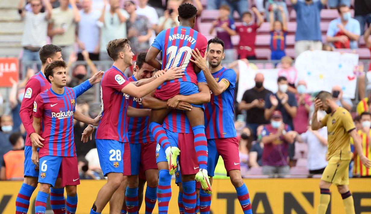 Dengan mengenakan jersey no. 10 yang sebelumnya dipakai oleh Lionel Messi, Ansu Fati mengakui bahwa pertandingan pertamanya untuk tim Catalan berjalan lebih baik dari yang dia harapkan. (AFP/Lluis Gene)