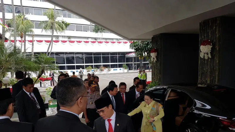 Ahok sambut Megawati di Kompleks DPR/MPR