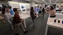 Para karyawan menyambut pelanggan yang memasuki toko mereka yang menjual Apple iPhone 16 di Jakarta pada 11 April 2025. (BAY ISMOYO/AFP)