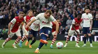 Harry Kane menjadi salah satu wakil Tottenham Hotspur sebagai pencetak gol terbanyak di Liga Inggris. Dua golnya ke gawang Arsenal membuat torehannya menjadi 15 gol pada musim ini. (AFP/Glyn Kirk)