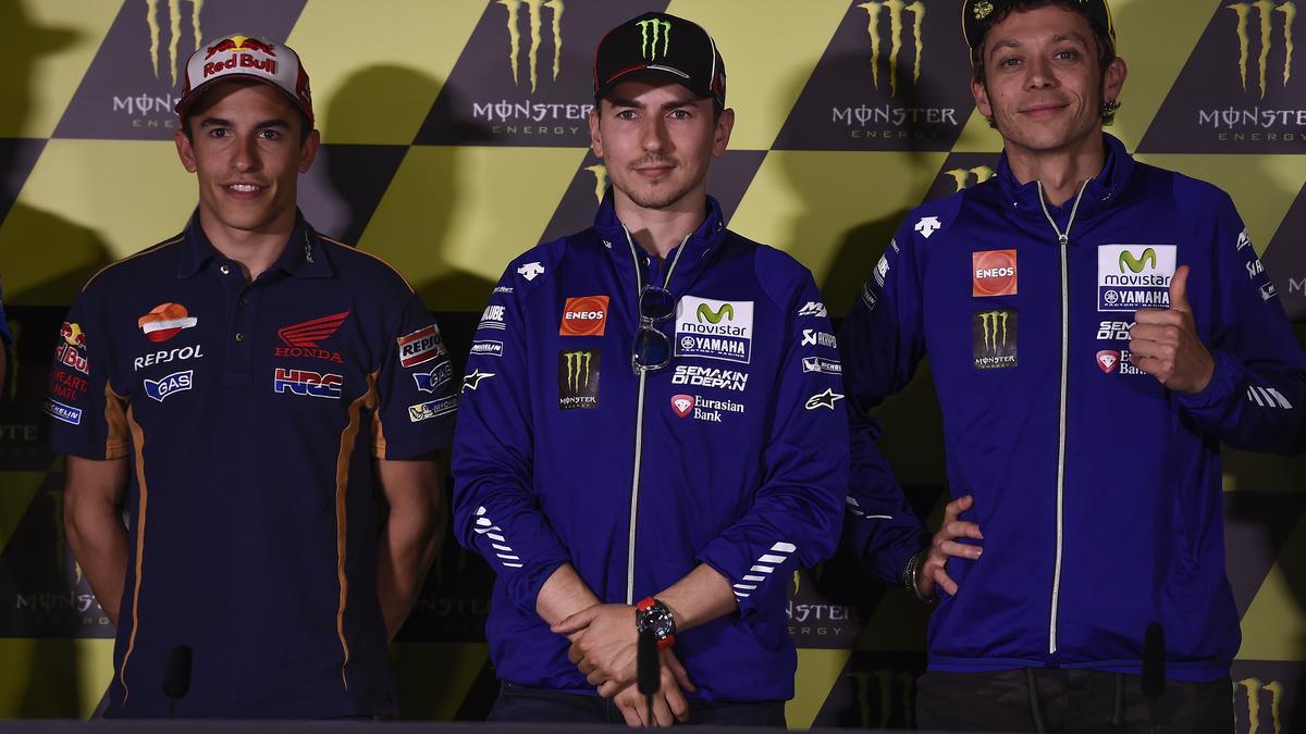 Lorenzo dan Rossi Tak Menyerah Kejar Marquez - MotoGP Bola.com