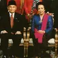 Pak BJ Habibie begitu mencintai istrinya, Ibu Ainun. Ini puisi beliau saat ditinggal pergi sang pendamping setia. Mengharukan banget.