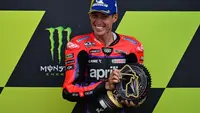 Pembalap Aprilia Racing Aleix Espargaro tersenyum di atas podium setelah memenangkan balapan MotoGP Inggris di Sirkuit&nbsp;Silverstone, Minggu, 6 Agustus 2023.&nbsp;(Ben Stansall / AFP)