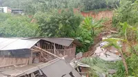 Tebing di Desa Sukadamai, Kecamatan Sukamakmur, Kabupaten Bogor, longsor pada Jumat (2/2/2024). (Achmad Sudarno/Liputan6.com).