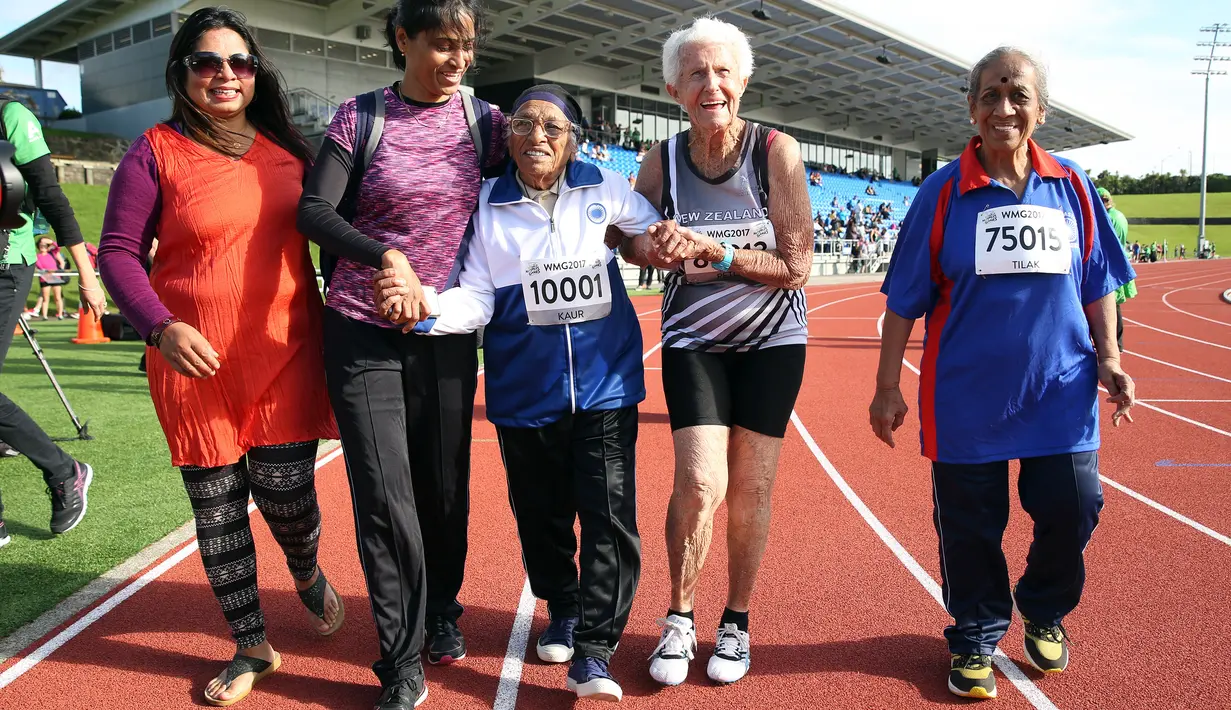 Seorang wanita berusia 101 tahun asal India, Man Kaur merayakan kemenangannya usai berkompetisi dalam lari sprint 100 meter di kategori usia 100+ di World Masters Games di Trusts Arena di Auckland (24/4). (AFP Photo/Micheal Bradley)