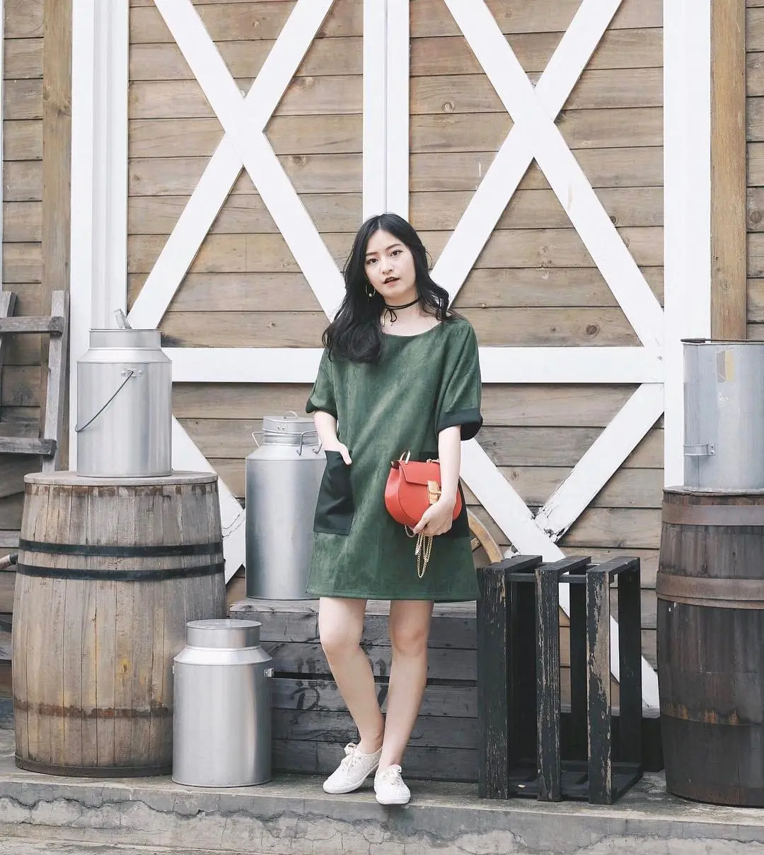 Padu padan busana simple dan casual untuk malam mingguan sama pacar. (sumber foto: @cherrydreamy/instagram)