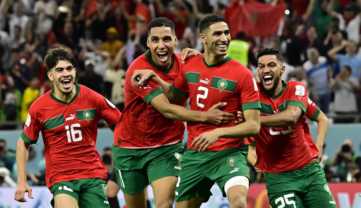 Maroko. Maroko menjadi negara Afrika terbaru alias keempat yang mampu lolos ke perempatfinal di Piala Dunia edisi terbaru pada 2022 di Qatar. Achraf Hakimi dkk bahkan bisa menjadi wakil Afrika pertama yang mampu lolos hingga semifinal bahkan menjadi juara jika mampu memenangi laga perempatfinal melawan Portugal. Pada fase grup, Maroko berhasil memuncaki Grup F di atas Kroasia dan mampu membuat Belgia angkat koper lebih awal. Pada fase knock-out, Spanyol menjadi korban keganasan Maroko di babak 16 besar dengan kemenangan 3-0 (0-0) lewat adu penalti. (AFP/Javier Soriano)