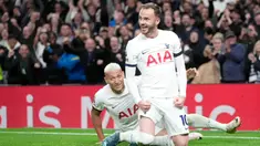 Pemain Tottenham Hotspur James Maddison (kanan) melakukan selebrasi usai mencetak gol ke gawang Fulham pada pertandingan sepak bola Liga Premier Inggris di Tottenham Hotspur Stadium, London, Inggris, Senin (23/10/2023). Tottenham Hotspur menang 2-0 atas Fulham. (AP Photo/Kin Cheung)