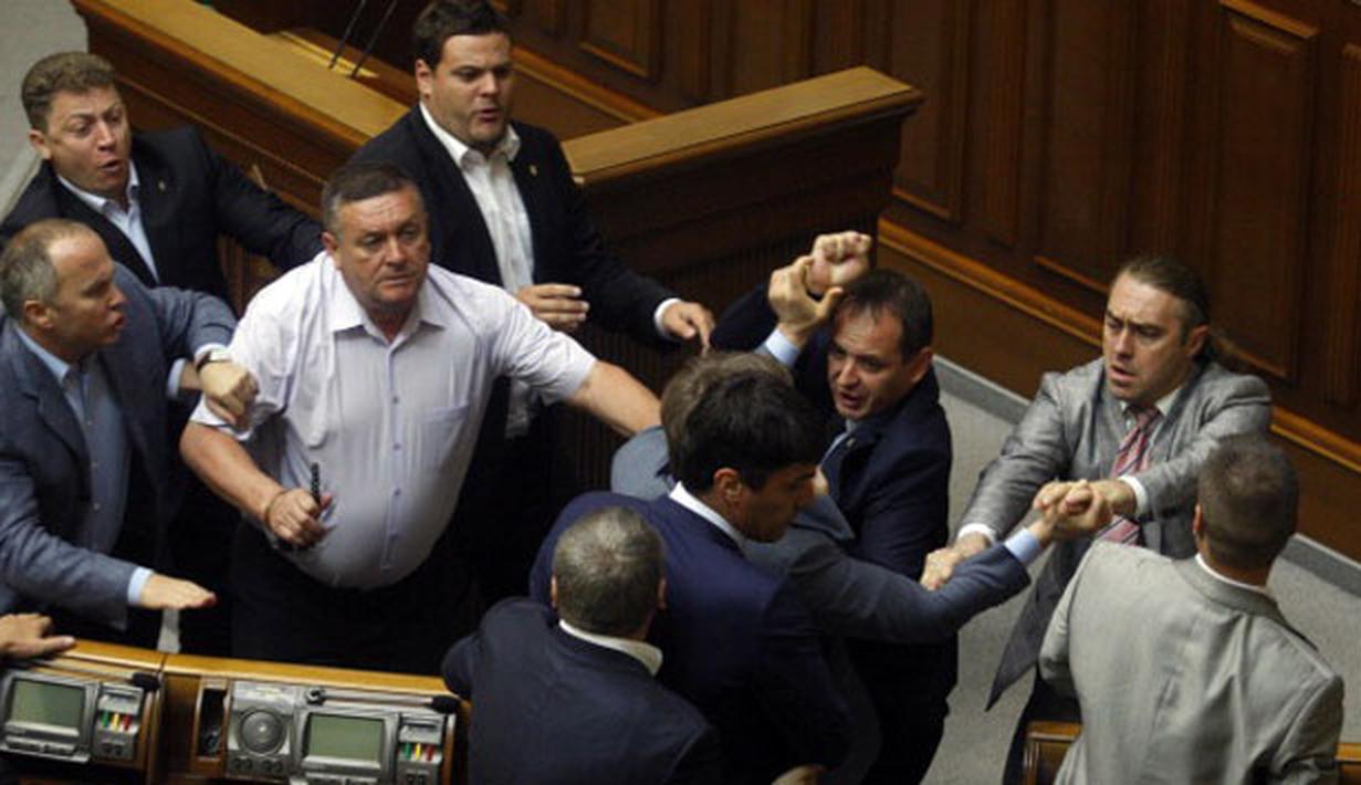 Berdasarkan keterangan terkait rekaman yang dimuat Independent, politisi dari partai-partai nasionalis Ukraina dan anggota Partai Daerah terlibat saling gontok karena tak sejalan dengan peraturan dengan Presiden Yanukovich (Getty Images)