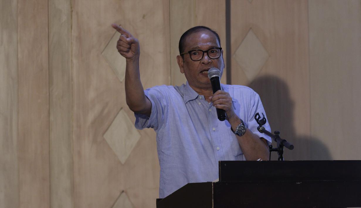 Calon ketua umum PSSI, Rahim Soekasah, memberikan pemaparan saat diskusi di Wisma Kemenpora, Jakarta, Rabu (30/10/2019). Diskusi tersebut mengangkat tema "Mencari Ketua PSSI Ideal". (Bola.com/M Iqbal Ichsan)