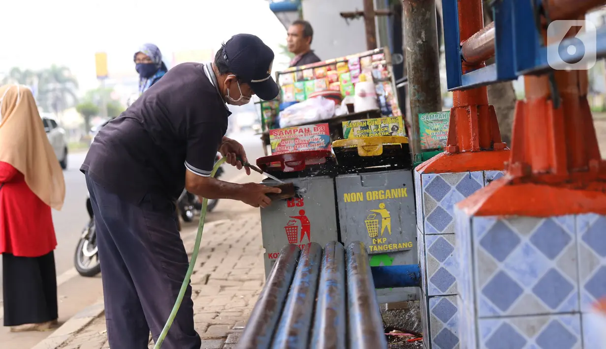 Petugas membersihkan fasilitas halte yang terletak di kawasan Tangerang, Senin (15/6/2020). Jelang penerapan tatanan kenormalan baru atau new normal, prasarana transportasi umum, seperti halte bus dipersiapkan agar bisa menjalankan protokol kesehatan dengan baik. (Liputan6.com/Angga Yuniar)