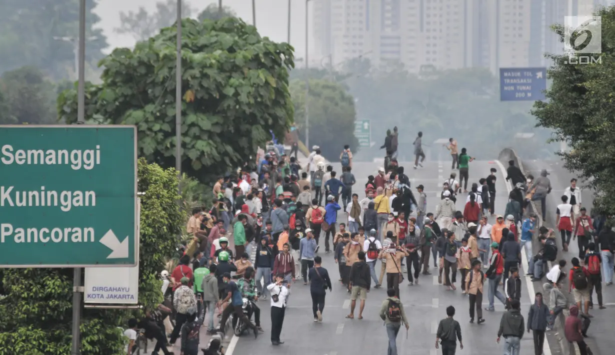 Pelajar berkerumun dalam demonstrasi di Jalan Layang Slipi, Petamburan, Jakarta, Rabu (25/9/2019). Akibat bentrokan ini lalu lintas arah Tomang-Cawang dan sebaliknya serta jalan tol lumpuh total karena dipenuhi pelajar. (merdeka.com/Iqbal Nugroho)