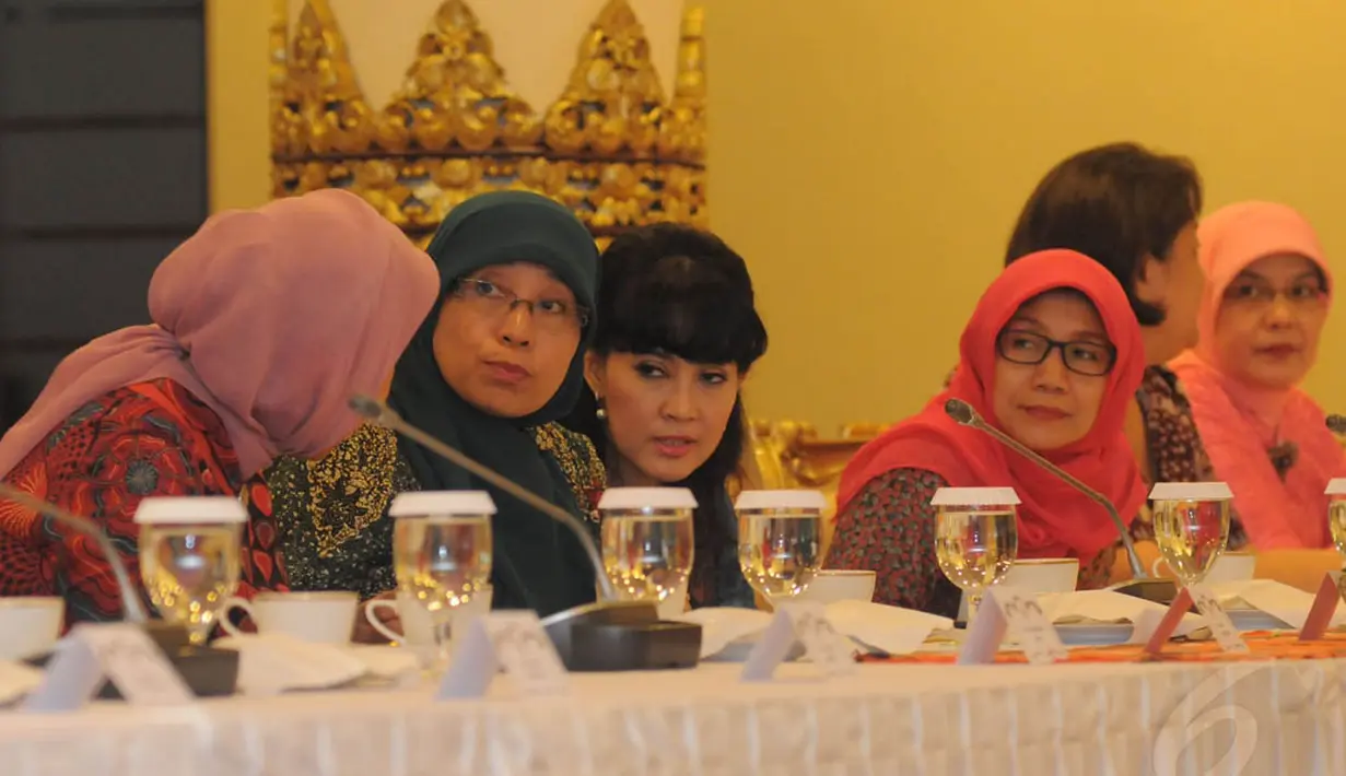 Para istri menteri Kabinet Kerja saat rapat perdana di Jakarta, Senin (3/11/2014). (Liputan6.com/Herman Zakharia) 