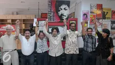 Para tokoh berangkulan tangan usai memberikan keterangan terkait kasus HAM masa lalu di Kantor Kontras, Jakarta, Kamis (9/7/2015). Mereka berharap rencana rekonsiliasi pemerintah didahului dengan pengungkapan kebenaran. (Liputan6.com/Johan Tallo)
