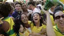 Suporter Brasil meluapkan kegembiraan setelah timnya mencetak gol ke gawang Kosta Rika pada laga grup E Piala Dunia 2018 di Rio de Janeiro, Brasil, (22/6/2018). Brasil menang 2-0. (AP/Silvia Izquierdo)