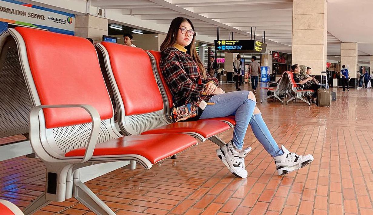 FOTO: Gaya Fashion Airport Via Vallen, Simple dan Cantik ...