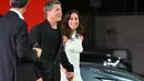 Aktor Brad Pitt tiba bersama pacarnya Ines de Ramon di karpet merah acara pemutaran perdana film 'Wolfs' dalam Festival Film Venice ke-81, Minggu (1/9/2024). (Alberto PIZZOLI / AFP)